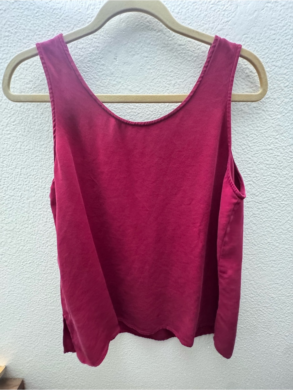 Womenās Sleeveless Scoop Tank Top - Pink Medium